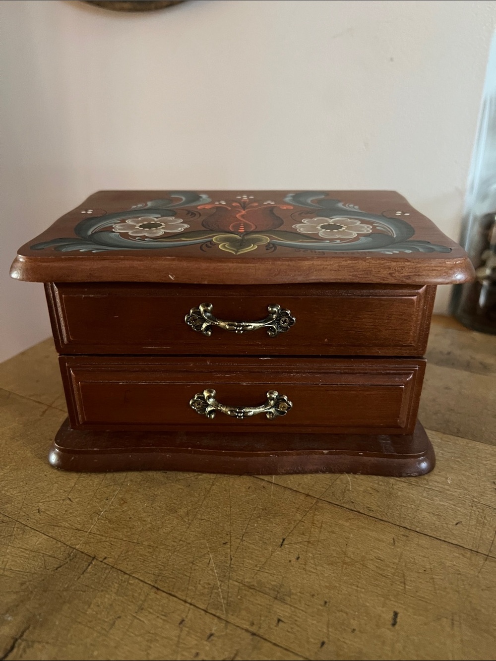 Hand-Painted Rosemaling Artist
Betty L. Theige Viroqua, Wisconsin Jewelry Box - Picture 2 of 8